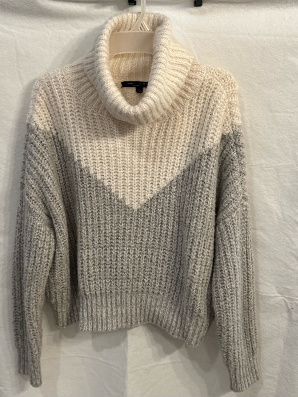Romeo & Juliet Couture Cream and Light Gray Turtleneck Colorblock Sweater